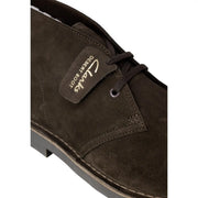 Clarks Herren-Ankle-Boots aus braunem Leder, dunkelbraunes Wildleder, Desert Boot mit schwarzen Schnürsenkeln und aufgenähtem Lederetikett