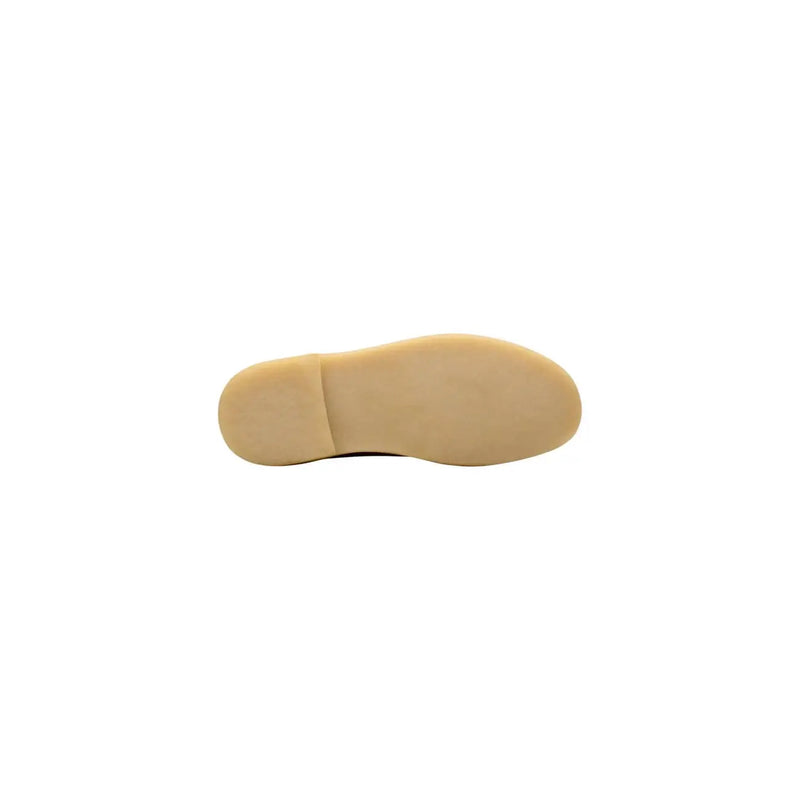 Beige Gummisohle der braunen Wildleder-Stiefeletten von Clarks für Herren, die durch das glatte Leder und die dezente Fersennaht bestechen.