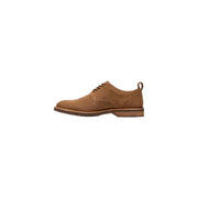 Clarks Herren-Schnürschuh im Oxford-Stil aus kamelbraunem Wildleder mit brauner Ledersohle und Fersenlasche, von der Rückseite gesehen