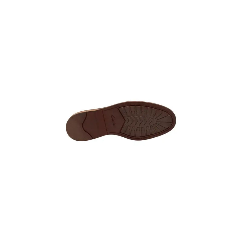 Braune Gummisohle mit profiliertem Laufflächenprofil und eingeprägtem Clarks-Logo im Fersenbereich der Clarks Herren-Schnürschuhe aus kamelfarbenem Wildleder.