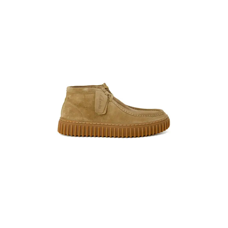 Clarks Herren-Schnürschuh aus beigefarbenem Leder mit hellbraunem Wildleder und gerippter Gummisohle, Größe 3,5, von der Rückseite sichtbar