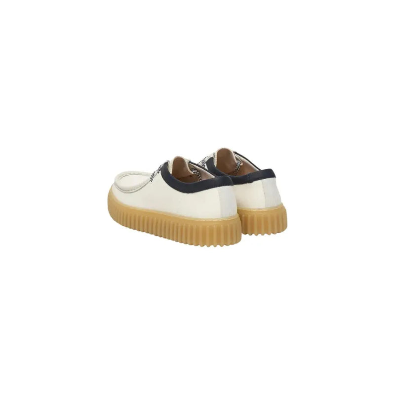 Clarks Herren-Schnürschuhe, weiße Slip-on-Sneaker aus Stoff mit marineblauen Akzenten und hellbrauner Gummisohle