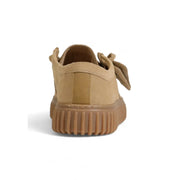 Beigefarbene Clarks Herren-Ledermokassins mit Schnürung aus hellbraunem Wildleder, gerippter Gummisohle und Schleifendetail.