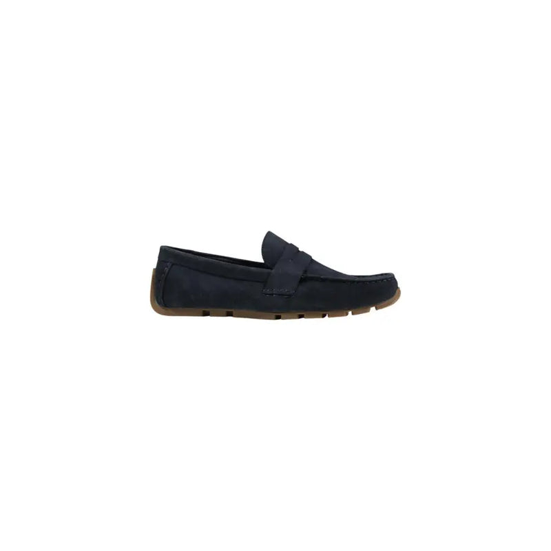 Clarks Herren-Mokassin aus marineblauem Wildleder mit hellbrauner Gummisohle und Ziernähten für Frühling und Sommer