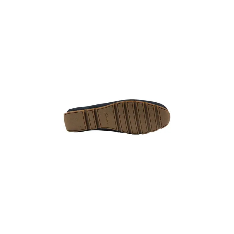 Clarks Herren-Mokassin aus blauem Wildleder mit dunkelblauem Obermaterial und brauner Gummisohle mit vertikalen Rillen