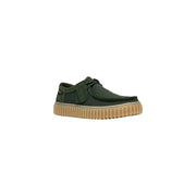 Clarks Herren-Slipper aus dunkelgrünem Canvas mit hellbrauner, gerippter Gummisohle und schwarzen Schnürsenkeln – leichtes Materialdesign