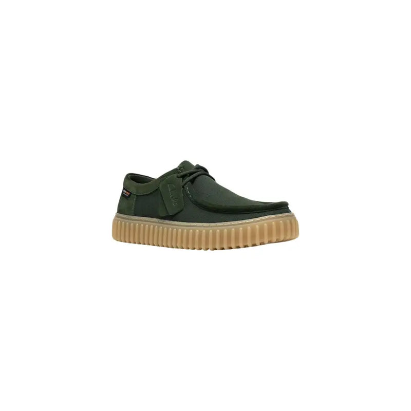 Clarks Herren-Slipper aus dunkelgrünem Canvas mit hellbrauner, gerippter Gummisohle und schwarzen Schnürsenkeln – leichtes Materialdesign