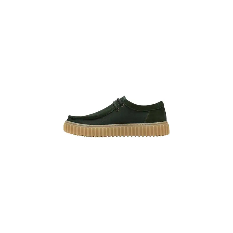 Clarks Herren-Slipper aus dunkelgrünem Wildleder mit hellbrauner, profilierter Gummisohle – leicht und bequem