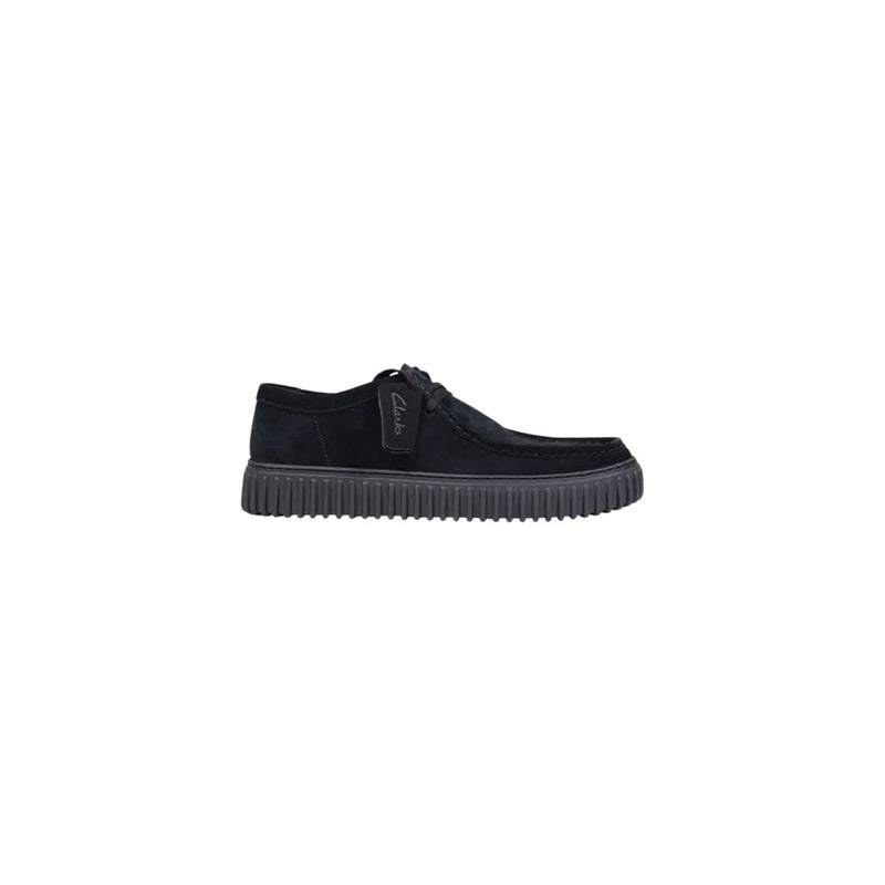 Schwarze Schnürstiefel aus Wildleder von Clarks für Herren mit profilierter Gummisohle – ideal für Frühling und Sommer.