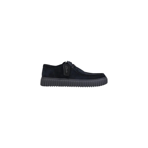 Schwarze Schnürstiefel aus Wildleder von Clarks für Herren mit profilierter Gummisohle – ideal für Frühling und Sommer.