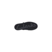 Schwarze Gummisohle mit profiliertem Laufflächenprofil und geprägtem Clarks-Logo an schwarzen Clarks-Herren-Schnürstiefeln aus Wildleder für Frühling und Sommer