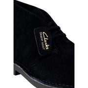 Schwarzer Clarks Herren-Wildleder-Desert-Boot mit goldener Schrift auf schwarzem Lederetikett und Schnürung