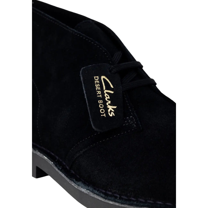 Schwarzer Clarks Herren-Wildleder-Desert-Boot mit goldener Schrift auf schwarzem Lederetikett und Schnürung