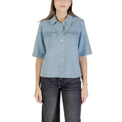 Hellblaues, kurzärmeliges Jeanshemd mit Taschen für Damen