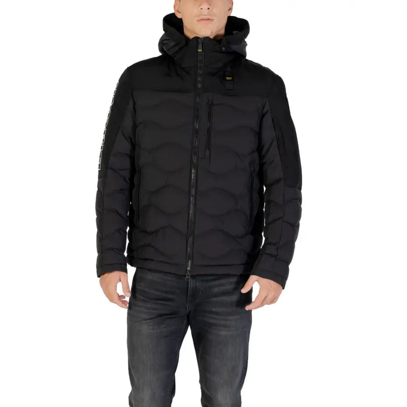 Schwarze Steppjacke mit Kapuze und Reißverschluss, aus synthetischem Material.