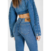 Kurzes Jeans-Oberteil aus blauem Denim top mit langen Ärmeln und braunem Lederpatch, kombiniert mit Colcci Damen-Jeans aus blauem Baumwoll-Denim in schmaler Passform.