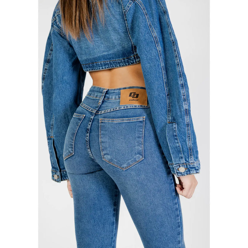 Kurzes Jeans-Oberteil aus blauem Denim top mit langen Ärmeln und braunem Lederpatch, kombiniert mit Colcci Damen-Jeans aus blauem Baumwoll-Denim in schmaler Passform.