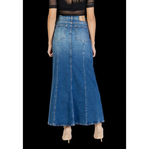 Colcci Damen-Jeans-Maxirock in mittlerer Waschung mit ausgestelltem Saum und Gesäßtaschen