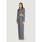 Grauer, gestreifter Damen-Jumpsuit von Colcci aus Polyester mit A-Ausschnitt, bestehend aus einem eleganten, grauen Nadelstreifen-Blazer in kurzem Schnitt und einer weit geschnittenen Hose.