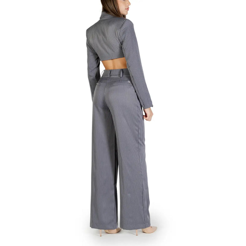 Ein eleganter, grauer Nadelstreifen-Zweiteiler mit kurzem, langem Ärmel top und weite Hosen aus Polyester von Colcci