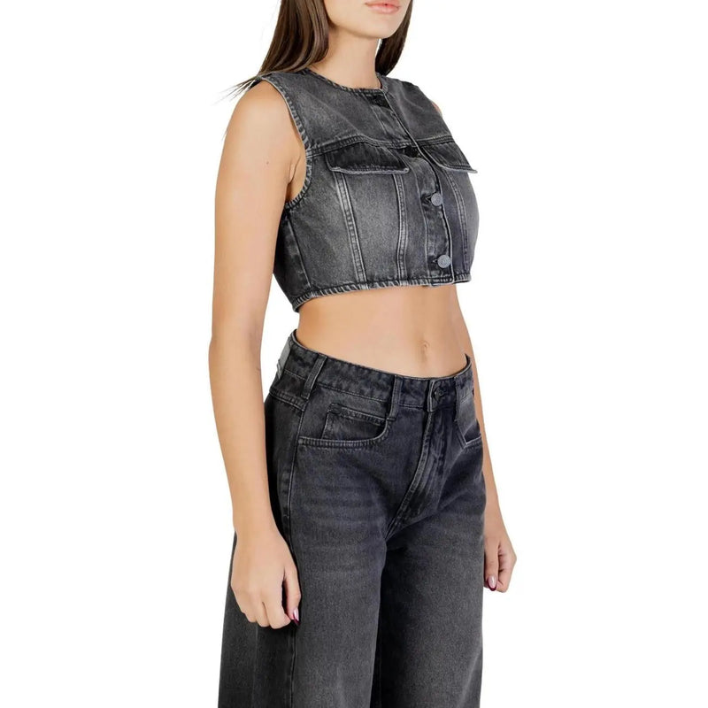 Schwarze, ärmellose, kurze Jeansjacke mit Knopfverschluss und Vordertaschen von Colcci Women Sleeveless top Sammlung
