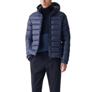 Marineblaue Daunenjacke mit Kapuze und Steppdesign, wahrscheinlich von einer Luxusmarke wie Moncler oder Loro Piana.