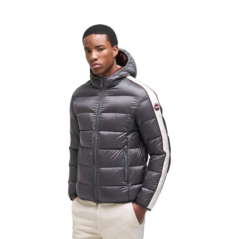 Colmar Originals Steppjacke für Herren in Dunkelgrau mit weißem Ärmelstreifen und rotem Ärmellogo, Seitenansicht