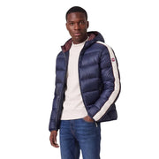 Colmar Originals Steppjacke für Herren in Marineblau mit weißen Streifen und bordeauxrot gefütterter Kapuze, Vorderansicht