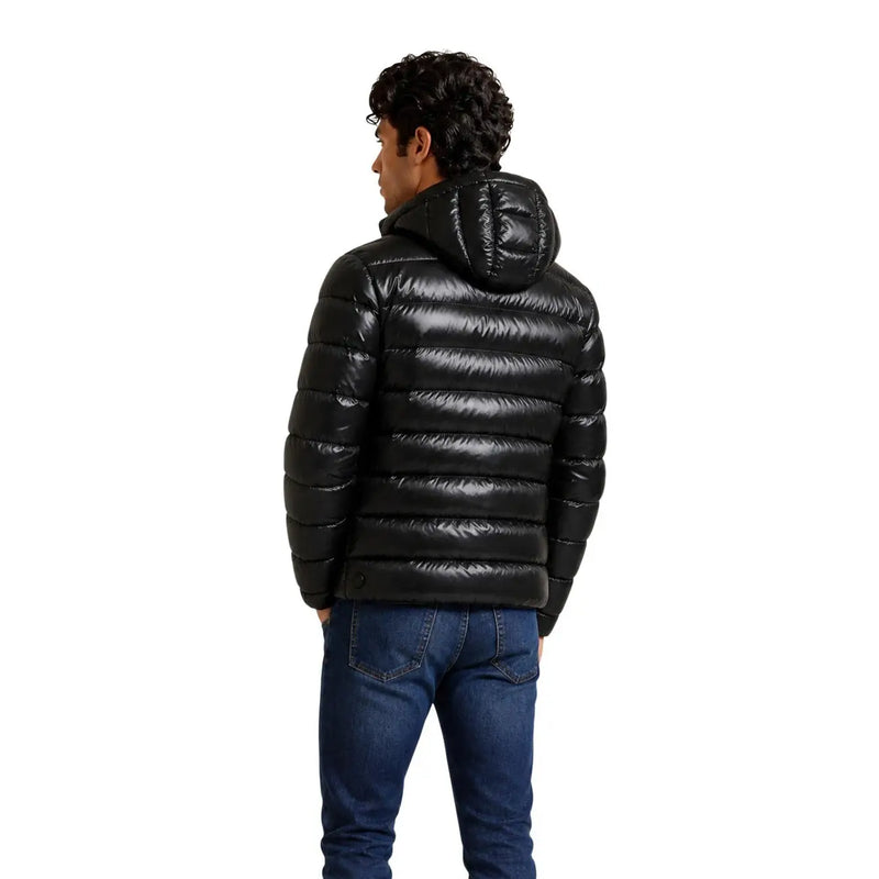 Colmar Originals Steppjacke für Herren in Schwarz mit glänzendem Steppmaterial und angenähter Kapuze, Vorderansicht