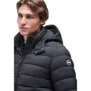 Colmar Originals Steppjacke für Herren in Schwarz mit gesteppter Kapuze und rundem Logo am Ärmel, Vorderansicht