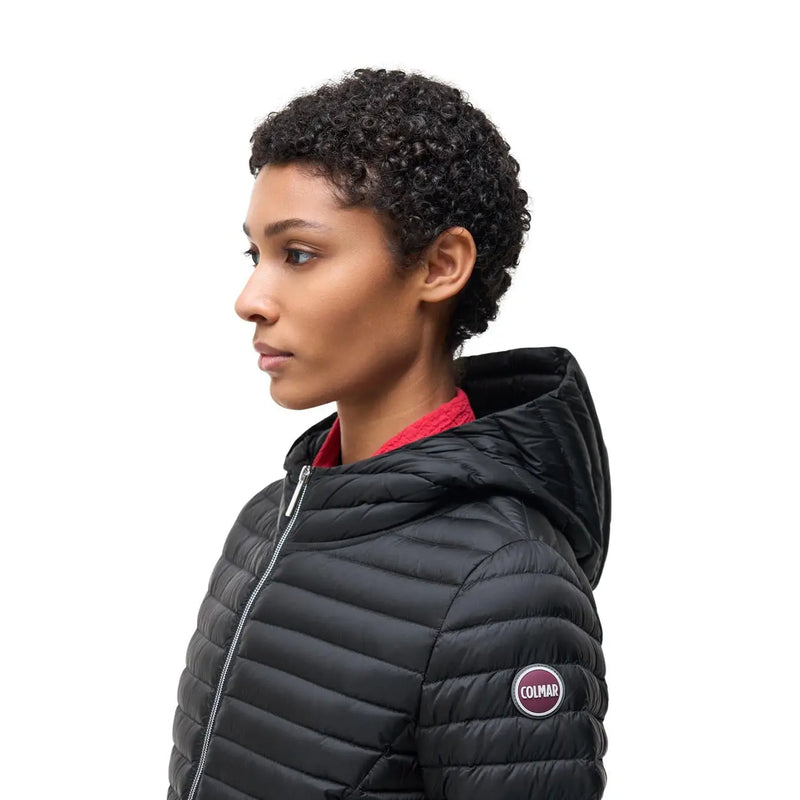 Colmar Originals Damen-Steppjacke aus schwarzem Nylon mit Kapuze, rotem Innenfutter und Markenlogo am Ärmel