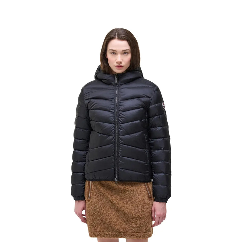 Schwarze, gesteppte Kapuzen-Daunenjacke von Colmar Originals für Damen mit Reißverschluss vorne und dezentem Ärmellogo