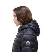 Schwarze, gesteppte Damen-Pufferjacke mit Kapuze von Colmar Originals mit rundem Logo-Patch am linken Oberarm