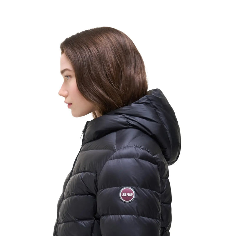 Schwarze, gesteppte Damen-Pufferjacke mit Kapuze von Colmar Originals mit rundem Logo-Patch am linken Oberarm