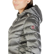 Eine elegante, dunkelgraue, gesteppte Kapuzenjacke aus Polyester mit glänzendem Nylonfinish und rundem Colmar-Aufnäher am Ärmel.
