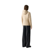 Beige gesteppte Nylon-Pufferjacke mit Kapuze und dezentem Markenlogo im unteren Rückenbereich, von hinten abgebildet, von Colmar Originals Damen.