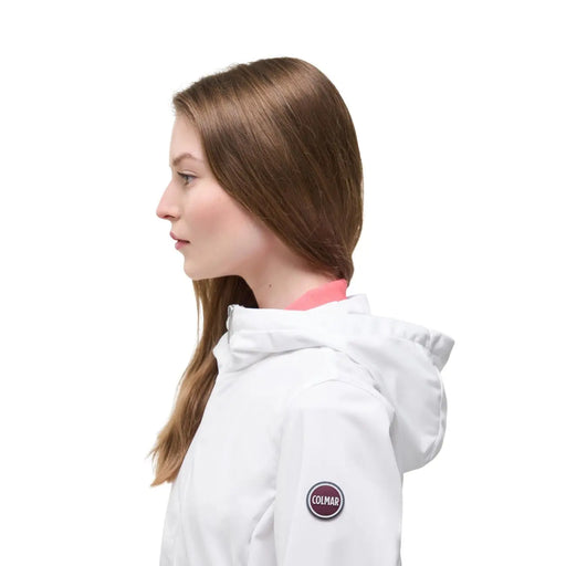 Weißer Damenblazer aus Polyester mit Kapuze von Colmar Originals mit rosa Innenkragen und rundem Markenaufnäher am Ärmel.