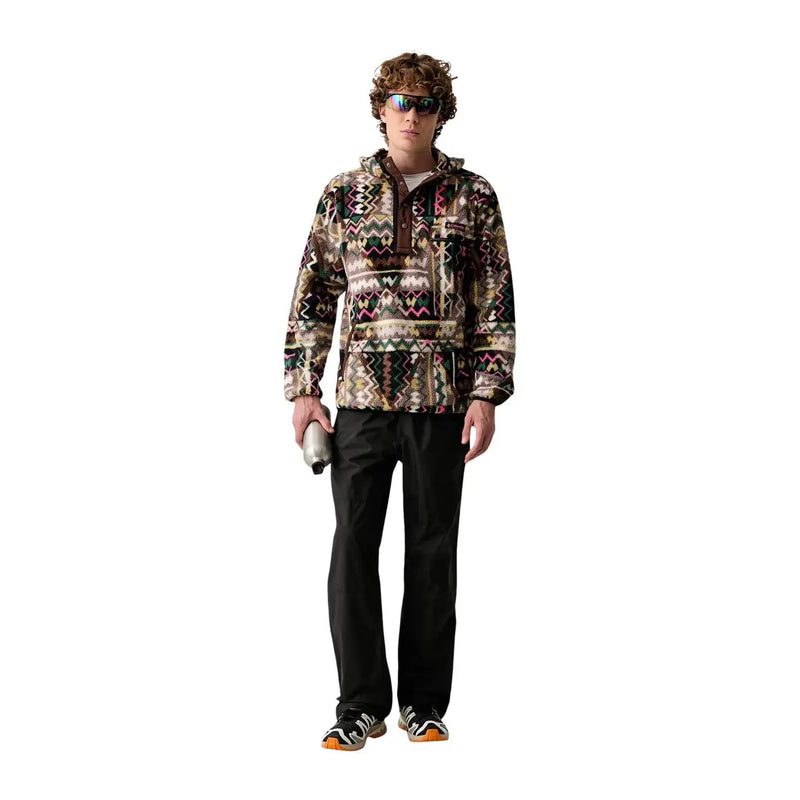 Ein Mann, der einen Columbia Brauner Herren-Fleece-Hoodie mit geometrischen Polyestermustern in Erdtönen mit rosa und grünen Akzenten