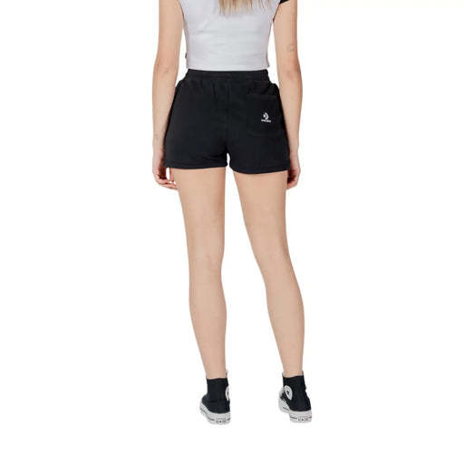 Rückansicht von converse Schwarze Damen-Shorts aus Baumwollfleece mit kleinem weißen Stern-Chevron-Logo auf der Tasche