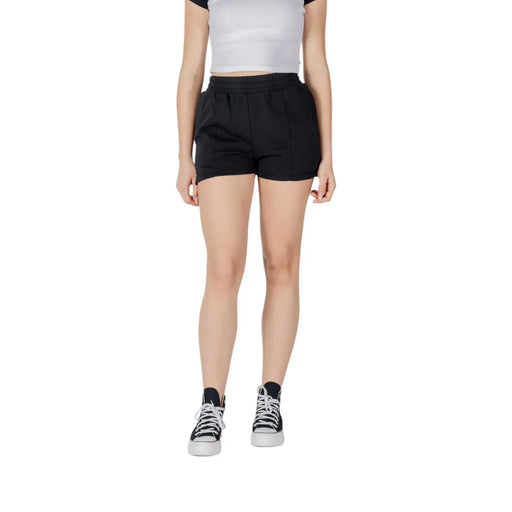 Converse Schwarze Damen-Shorts aus Baumwollfleece mit hohem Bund, elastischem Bund und lockerer, schmal zulaufender Passform