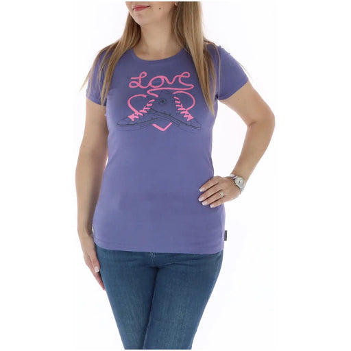 Converse Lila Damen-Baumwoll-T-Shirt mit Rundhalsausschnitt und kurzen Ärmeln, verziert mit einem pinkfarbenen Herzmotiv und einem Schuhdesign auf der Vorderseite
