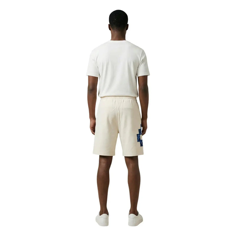 Baumwollshorts von County Of Milan für Herren in Creme mit auffälligem blauem geometrischem Aufnäher am linken Bein, Vorderansicht