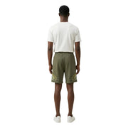 Baumwollshorts der Marke County of Milan für Herren in Olivgrün mit goldgestickten Palmenblattmotiven, Seitenansicht