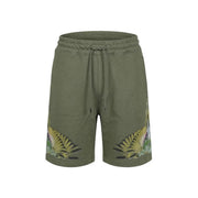 Baumwollshorts der Marke County of Milan für Herren in Olivgrün mit auffälligen Flügelmotiven an den Unterschenkeln, Vorderansicht