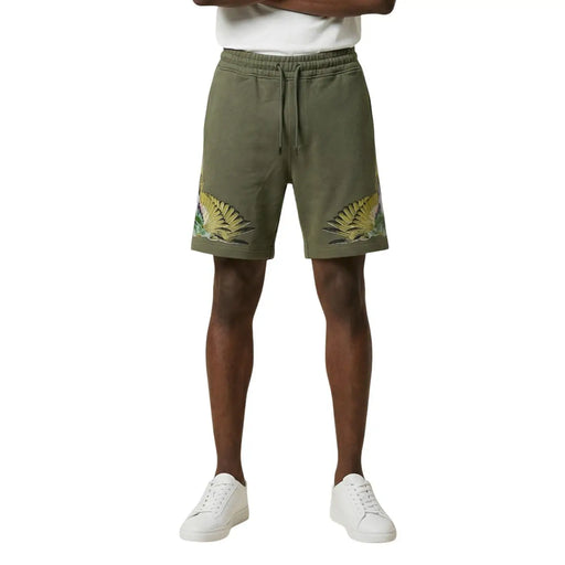 Baumwollshorts der Marke County of Milan für Herren in Olivgrün mit gestickten tropischen Blattmotiven, Seitenansicht