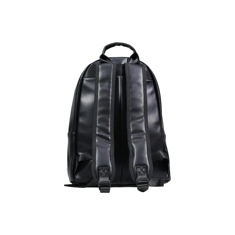 County of Milan Herren-Rucksack aus schwarzem Kunstleder mit Print, verstellbaren Schultergurten und top Griff von der Rückseite gesehen