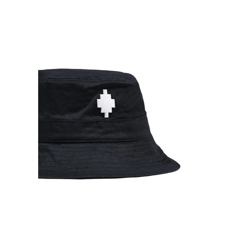 Schwarzer Baumwoll-Bucket-Hat von County of Milan mit weißem, pixeligem Kreuzemblem – ein Accessoire für Frühling und Sommer.