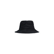 Die Herrenkappe „County of Milan“ ist ein schwarzer Baumwoll-Bucket-Hat mit breiter Krempe und zwei kleinen Ösen – das perfekte Accessoire für Frühling und Sommer.