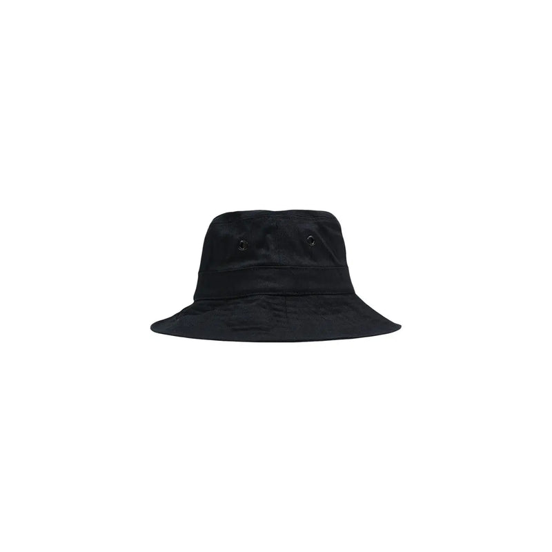 Die Herrenkappe „County of Milan“ ist ein schwarzer Baumwoll-Bucket-Hat mit breiter Krempe und zwei kleinen Ösen – das perfekte Accessoire für Frühling und Sommer.