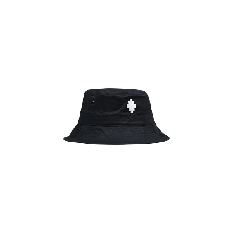 Schwarzer Baumwoll-Bucket-Hat von County of Milan mit weißem, pixeligem Diamantlogo – das perfekte Accessoire für Frühling und Sommer.